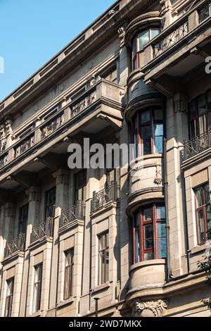 Un bâtiment antique orné de balcons et de fenêtres à Wuhan Banque D'Images