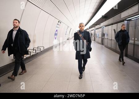 Le maire de Londres Sadiq Khan à Tottenham court Road Elizabeth Line Station après avoir annoncé que les tarifs de transport for London (TfL) seront gelés jusqu'en mars de l'année prochaine. Le gel s'appliquera aux tarifs payés à l'utilisation pour les trajets en bus, en métro, en DLR et en tramway, et la majorité de ces tarifs pour les trajets London Overground et Elizabeth Line. Date de la photo : Vendredi 19 janvier 2024. Banque D'Images