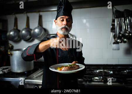 Plat de garniture de chef dans la cuisine professionnelle Banque D'Images