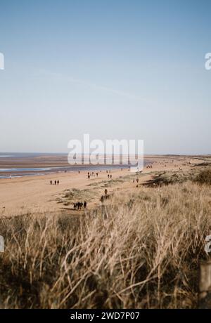 Vue des visiteurs de la plage sur Hunstanton Beach, Royaume-Uni depuis Clifftop View Banque D'Images