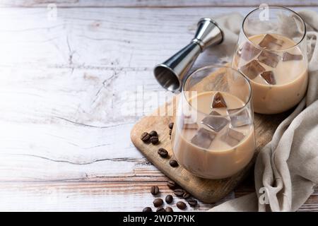 Liqueur de café à la crème irlandaise traditionnelle avec de la glace sur une table en bois Banque D'Images