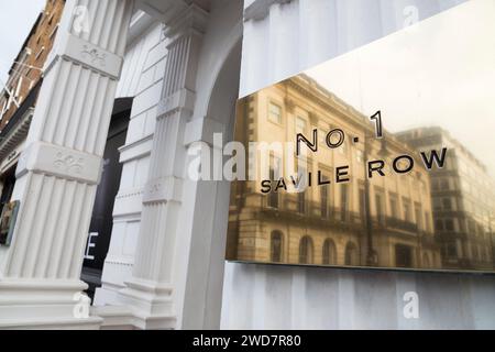 Plaque signalétique en laiton à l'extérieur de The Gieves & Hawkes - tailleur pour hommes et boutique de couture entrée principale au numéro 1, Savile Row, Londres. (137) Banque D'Images