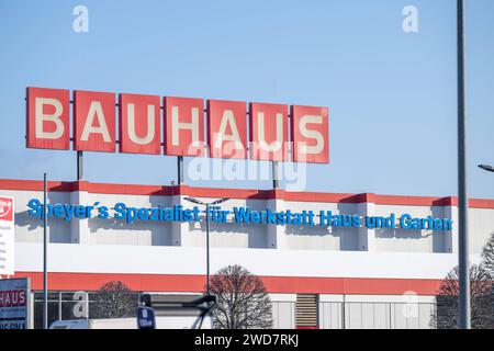 Nachhaltiges Einkaufen im Winter : BAUHAUS-Baumarkt mit Elektro-Ladestation im Schneegestöber , Deutschland, Rhénanie-Palatinat, Speyer, 19.01.2024, DAS Foto zeigt einen BAUHAUS-Baumarkt mit markantem roten Schriftzug, umgeben von einem schneebedeckten Parkplatz und mehreren Autos. Im Vordergrund ist eine Elektrofahrzeug-Ladestation sichtbar, die für das schnelle Laden wirbt. *** Achats durables en hiver BAUHAUS magasin de bricolage avec station de recharge électrique dans les neiges, Allemagne, Rhénanie-Palatinat, Speyer, 19 01 2024, la photo montre un magasin de bricolage BAUHAUS avec un lettrage rouge frappant, surrou Banque D'Images