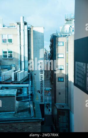 Vue de l'exposition Photographers Gallery. Photographies dans la chambre à l'étage supérieur et texte « Soho Photography Quarter » peint sur le bâtiment. Londres. ROYAUME-UNI. (137) Banque D'Images