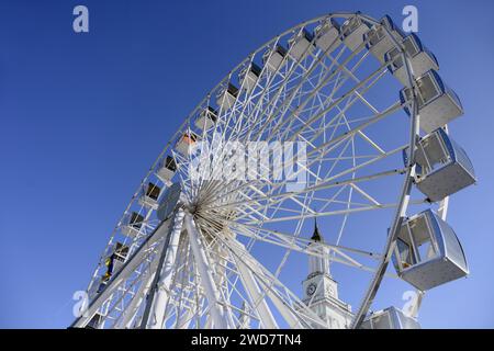 Non exclusive : KIEV, UKRAINE - 17 JANVIER 2024 - grande roue sur la place Kontraktova, Kiev, capitale de l'Ukraine. Banque D'Images