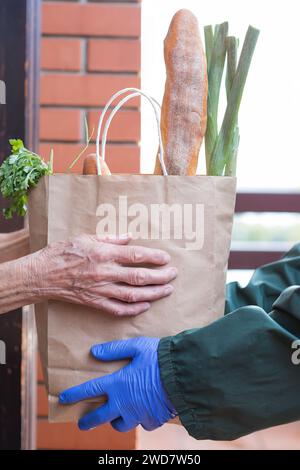 détail de la livraison d'épicerie pendant la quarantaine épidémique Banque D'Images