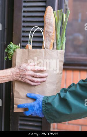 livraison de nourriture pendant la quarantaine pandémique Banque D'Images