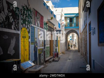 Art de rue coloré devant un salon pénible pour femmes dans l'ancienne médina de Kairouan, Tunisie. La ville est un site du patrimoine mondial de l'UNESCO et le Banque D'Images