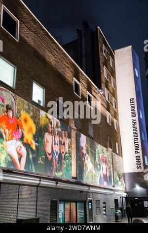 Photographers Gallery exposition photographique de photographies sur l'extérieur du bâtiment, accompagnée du slogan « Soho Photography Quarter ». Londres. ROYAUME-UNI. (137) Banque D'Images