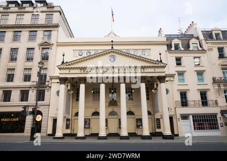 Extérieur extérieur façade avant du Théâtre Royal, Haymarket. Londres. ROYAUME-UNI. C'est un bâtiment classé Grade I. (137) Banque D'Images