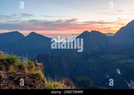 Une vue sur le cirque de Mafate, depuis le point de vue de Maido, dans la belle lumière du lever du soleil. Situé sur l'île de la Réunion, une destination de voyage populaire. Banque D'Images