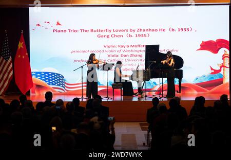 Washington, États-Unis. 16 janvier 2024. Des artistes se produisent lors d’une réception commémorant le 45e anniversaire de l’établissement des relations diplomatiques sino-américaines et célébrant le nouvel an chinois 2024 à Washington, DC, aux États-Unis, le 16 janvier 2024. POUR ALLER AVEC «la Chine, les États-Unis devraient porter la responsabilité de l'histoire, des gens, du monde : ambassadeur chinois» crédit : Liu Jie/Xinhua/Alamy Live News Banque D'Images