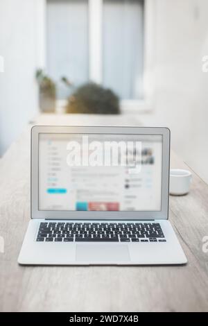 ordinateur portable sur la table dans le bureau Banque D'Images