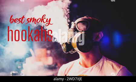 l'homme dans un masque à gaz fume un narguilé et laisse sortir beaucoup de fumée. Concept avec une inscription Best Smoky Hookahs Banque D'Images