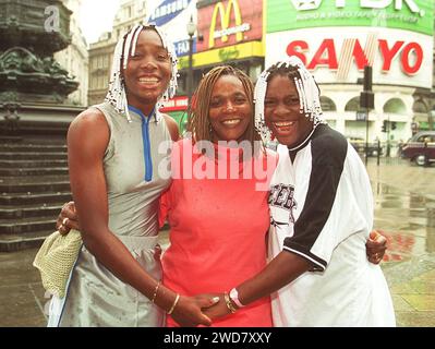 VENUS WILLIAMS joueur de tennis américain avec Centre : sa MÈRE et droite : sa sœur SERENA vue à Londres lors de sa première visite en Grande-Bretagne CRÉDIT OBLIGATOIRE : UPPA/Photoshot photo UIW 013309/A-19a 11.06.1997 VENUS WILLIAMS joueur de tennis américain avec Centre : sa MÈRE et droite: sa sœur SERENA vue à Londres lors de sa première visite en Grande-Bretagne CRÉDIT OBLIGATOIRE : Talking Photoshot photo UIW 013309/A-19a 11.06.1997, Credit:Photoshot / Avalon United Kingdom PUBLICATIONxNOTxINxUKxFRAxUSA Copyright : xPhotoshotx/xAvalonx 0504164371 Banque D'Images