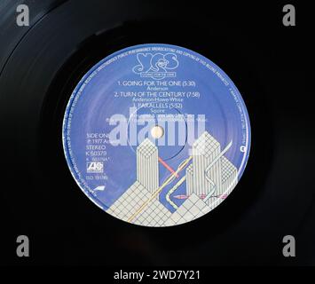 Photo gros plan d'une étiquette centrale sur un original 1977 appuyant sur un disque vinyle LP à lecture longue allant pour celui de Yes Banque D'Images