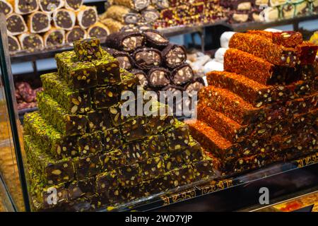 Délice turc traditionnel sur le comptoir en gros plan. Délicieux bonbons turcs variés Banque D'Images