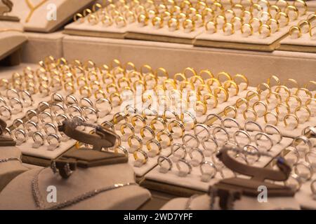 Vitrine avec des anneaux de mariage faits de différents types d'or sur le comptoir, Turquie. Banque D'Images