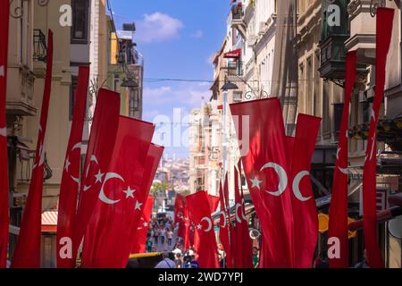 Drapeaux turcs dans la rue à Istanbul par une journée ensoleillée. Jours fériés en Turquie. Banque D'Images