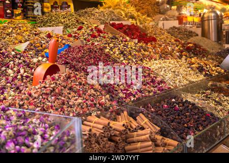 Gros plan de tisane colorée au bazar, mise au point sélective. Différents types de thé et d'épices au bazar égyptien à Istanbul, Turquie. Banque D'Images