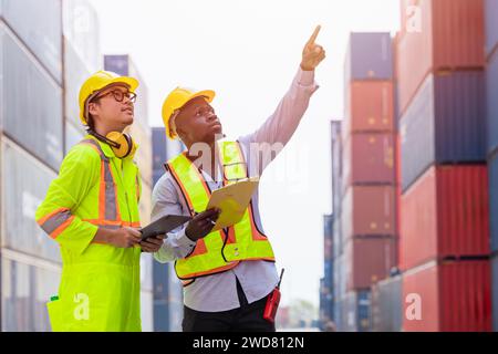 travailleurs de personnel de modèle de diversité dans le port de porte-conteneurs logistique de transport de marchandises d'importation d'exportation de travail d'équipe d'industrie de gestion. Banque D'Images