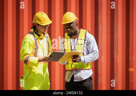 travailleurs de personnel de modèle de diversité dans le port de porte-conteneurs logistique de transport de marchandises d'importation d'exportation de travail d'équipe d'industrie de gestion. Banque D'Images