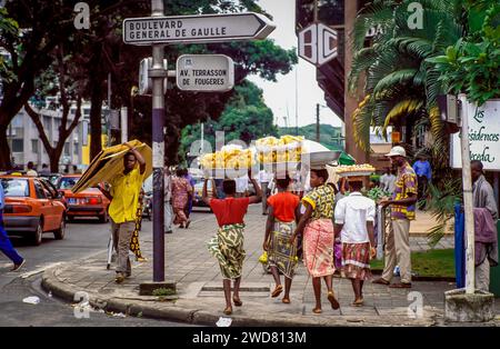 Côte d'Ivoire, Abidjan ; Streetsign en langue française montrant la Côte d'Ivoire était autrefois une colonie française. Banque D'Images