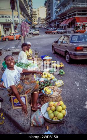 Côte d'Ivoire, Abidjan ; vendeuses de rue féminines vendant des fruits. Banque D'Images