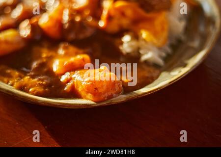 Curry de côtelettes de porc frites avec riz, style culinaire japonais Banque D'Images