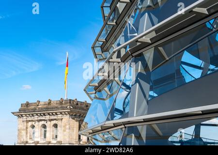 Berlin, Allemagne-10 août 2022 : vue du dôme de verre situé sur le bâtiment du Reichstag à Berlin pendant une journée ensoleillée Banque D'Images