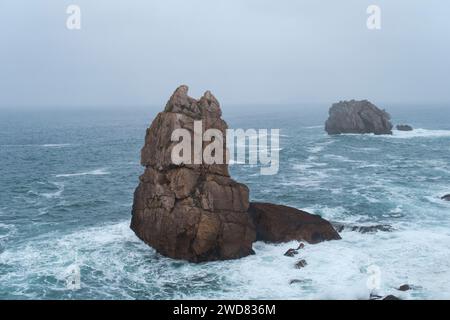 Urro El Buho par mauvais temps, pile de mer creusée par l'action des vagues dans la côte cantabrique. Urros de Liencres, Costa Quebrada, Cantabrie, Espagne. Banque D'Images