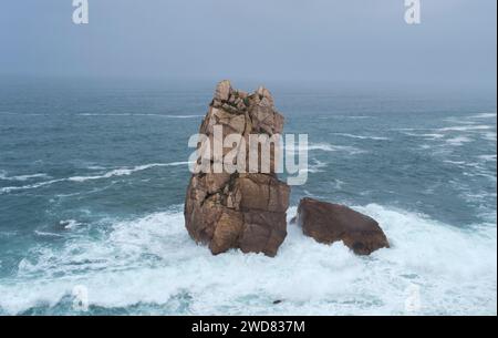 Urro El Buho par mauvais temps, pile de mer creusée par l'action des vagues dans la côte cantabrique. Urros de Liencres, Costa Quebrada, Cantabrie, Espagne. Banque D'Images