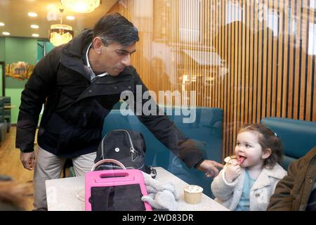 Le Premier ministre Rishi Sunak interagit avec une jeune fille lors d'une promenade à Winchester, Hampshire. Date de la photo : Vendredi 19 janvier 2024. Banque D'Images