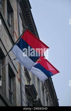Deux drapeaux nationaux serbes brandissant sur le bâtiment dans le centre historique de Belgrade, Serbie Banque D'Images