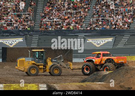 Remorquage de l'arène pour réparer un camion monstre en panne 'El toro loco', unique Diego Armando Maradona Stadium à la Plata, province de Buenos aire Banque D'Images