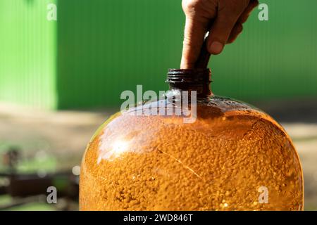 Remplissage du réservoir avec de l'eau. Grande bouteille en plastique. Bulles d'air dans l'eau. Barbotage de liquide dans le récipient. Banque D'Images