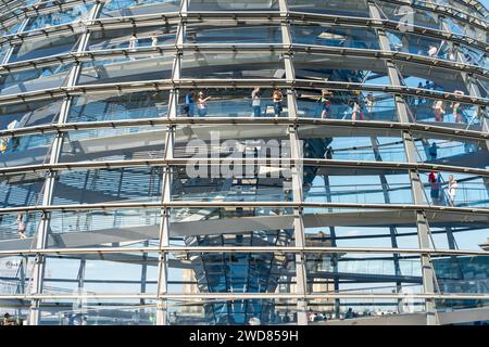 Berlin, Allemagne-10 août 2022 : les gens visitent le dôme de verre du Norman Foster situé sur le bâtiment du Reichstag à Berlin par une journée ensoleillée Banque D'Images