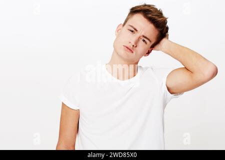 Confus, pensée et portrait d'homme grattant la tête en studio avec pourquoi, demandant ou incertain sur fond blanc. Doute, visage et modèle masculin avec Banque D'Images