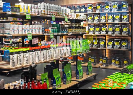 Diversité des compléments alimentaires en magasin de nutrition sportive. Minsk, Biélorussie - 23 janvier 2024 Banque D'Images