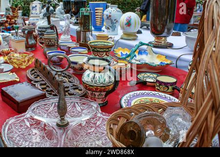 Exposition de vaisselle antique à vendre sur les marchés aux puces Banque D'Images