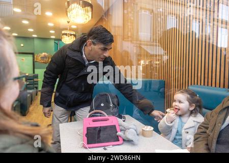 Le Premier ministre Rishi Sunak interagit avec une jeune fille lors d'une promenade à Winchester, Hampshire. Date de la photo : Vendredi 19 janvier 2024. Banque D'Images