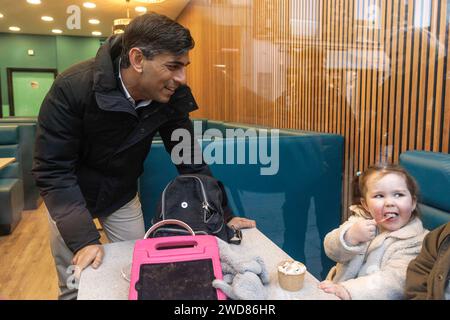 Le Premier ministre Rishi Sunak interagit avec une jeune fille lors d'une promenade à Winchester, Hampshire. Date de la photo : Vendredi 19 janvier 2024. Banque D'Images