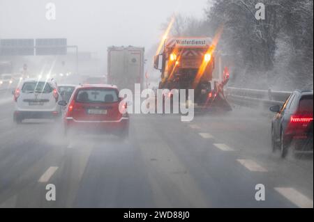 Winterwetter auf den Straßen 18.01.2024 Wallau Hessen Wintereinbruch in Hessen, ein Räumfahrzeug des Winterdienstes der Autobahnmeisterei fährt auf der Automahn A66 Richtung Wiesbaden auf einer mit Schnee bedeckten Fahrbahn. Wallau Wallau Hessen Allemagne *** temps d'hiver sur les routes 18 01 2024 Wallau Hesse début de l'hiver dans la Hesse, un véhicule de déneigement du service d'entretien de l'autoroute roule sur l'autoroute A66 en direction de Wiesbaden sur une route recouverte de neige Wallau Wallau Hesse Allemagne Banque D'Images