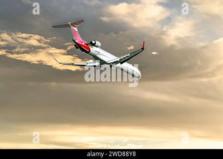 Barcelone, ​​Spain ; 1 novembre 2023 : avion Bombardier CRJ 1000 de la compagnie Air Nostrum Iberia Regional, atterrissant au Josep Tarradellas Barcel Banque D'Images