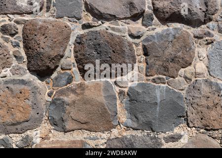 Détail d'une section de mur rocheux de basalte faisant partie du château des Croisés de Belvoir restauré en Galilée dans le nord d'Israël. Banque D'Images