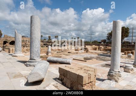 Colonnes de marbre préservées, faisant partie de l'excavation du parc national de Caesaria à l'époque romaine en Israël. Banque D'Images