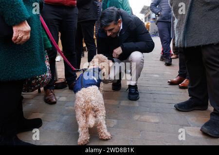 Le Premier ministre Rishi Sunak interagit avec un chien lorsqu'il rencontre des membres du public lors d'une promenade à Winchester, Hampshire. Date de la photo : Vendredi 19 janvier 2024. Banque D'Images