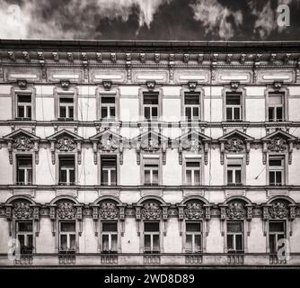 Budapest, Hongrie, 17 mars 2020, vue de la partie supérieure d'un bâtiment avec sculpture architecturale Banque D'Images