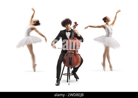 Violoncelliste masculin assis sur une chaise et se produisant et des ballerines dansant dans le dos isolé sur fond blanc Banque D'Images