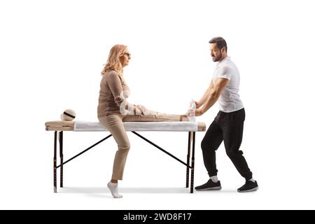 Physiothérapeute traitant un pied de femme isolé sur fond blanc Banque D'Images